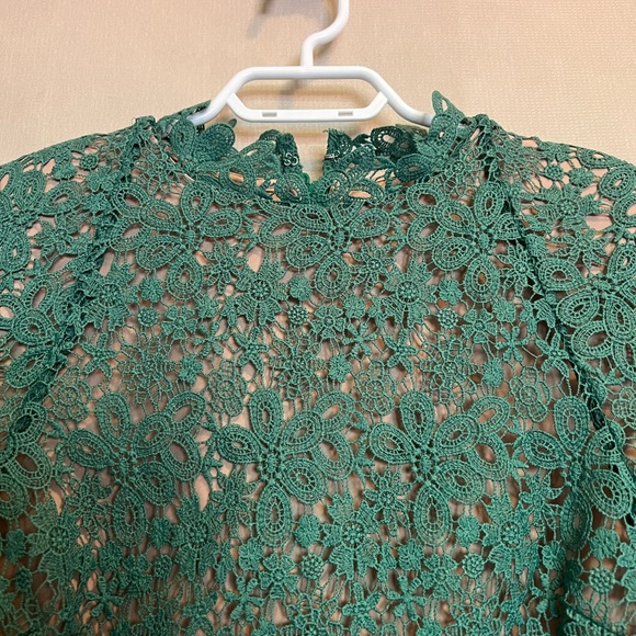 Alanna Hill - Green lace top, with beige lined - Picture 2 of 4